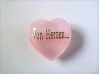 Edelstein Rosenquarz Herz bauchig 45mm mit Gravur Von Herzen, in Geschenkbox mit Kärtchen