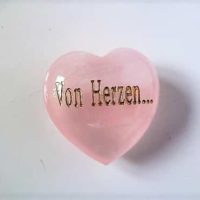 Edelstein Rosenquarz Herz bauchig 45mm mit Gravur Von Herzen, in Geschenkbox mit Kärtchen